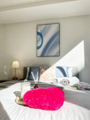 FC104 -1 BATH 2 BR Modern Oasis With, Pool & Gym